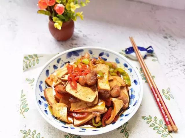 豆瓣酱炒香干的家常做法,芹菜炒香干放不放豆瓣酱