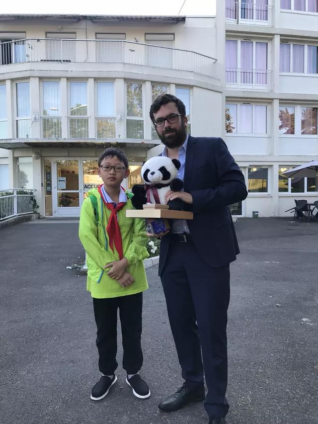 红遍整个欧坦市的草小西区学子，了解一下