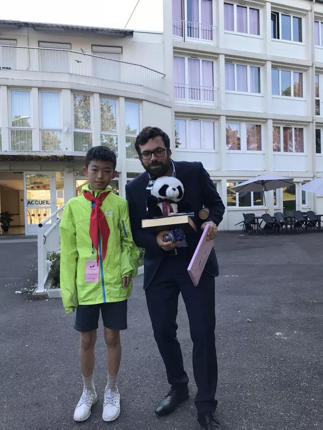 红遍整个欧坦市的草小西区学子，了解一下