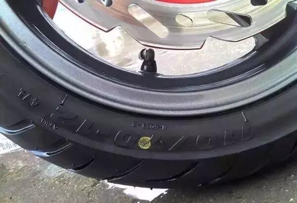 轮胎上的小细节图解,轮胎上有小点点是什么