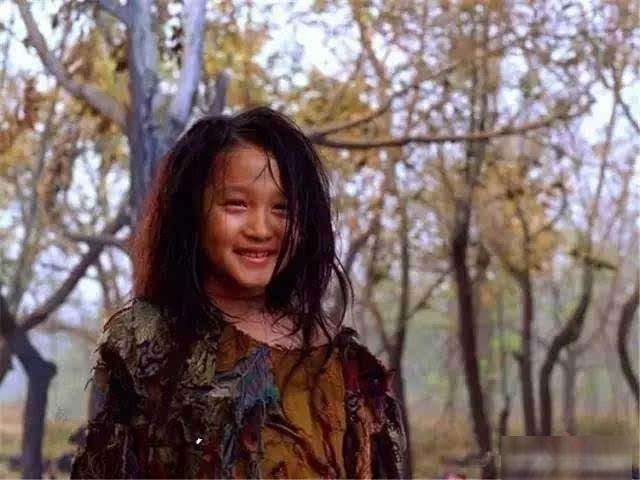 关晓彤足球穿搭,关晓彤穿百褶裙踢足球