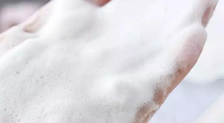 洗面奶没洗干净伤到皮肤,洗面奶没选对会脸红吗