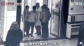 男子磕头下跪那一刻让人泪目,男生鞠躬跪下视频