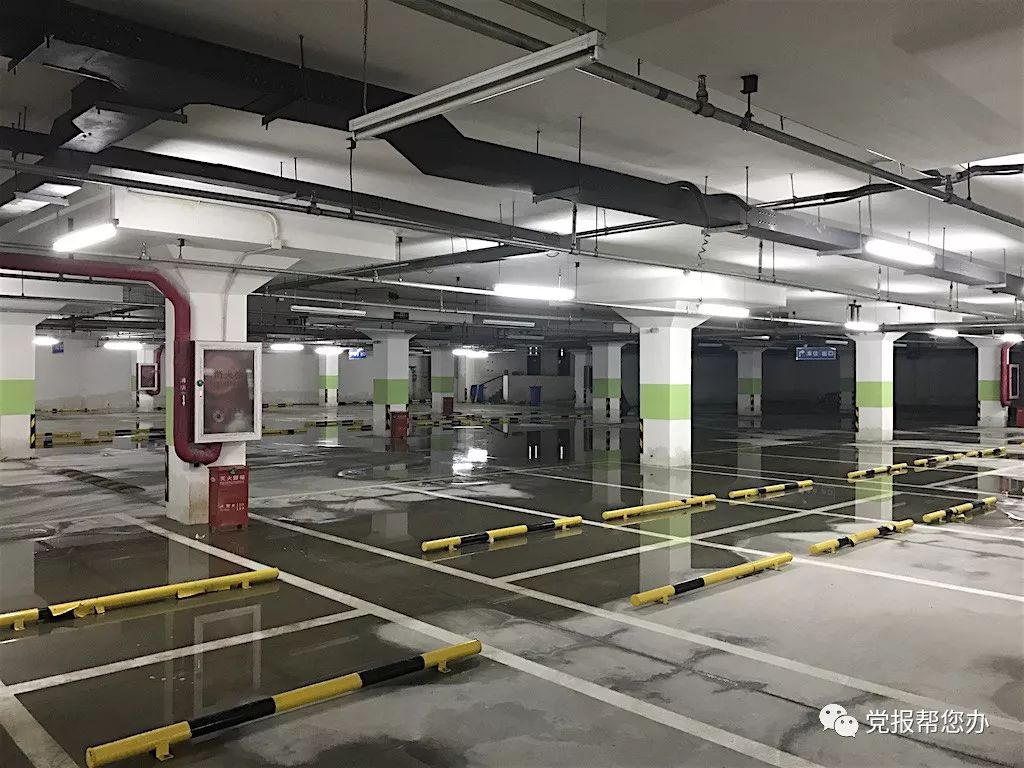 北京通州一小区楼顶漏水,没想到房子漏雨了