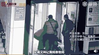 男子磕头下跪那一刻让人泪目,男生鞠躬跪下视频