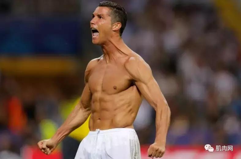 当男足脱掉衣服，确实不忍直视了！年薪1亿，白斩鸡身材！