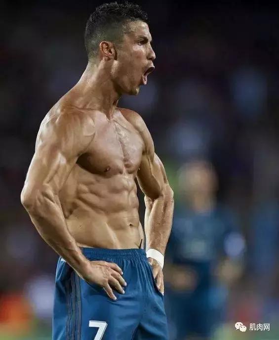 当男足脱掉衣服，确实不忍直视了！年薪1亿，白斩鸡身材！