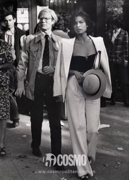 时髦办｜这位法国造型师穿衬衫结婚了，让我想起了赫本的头巾