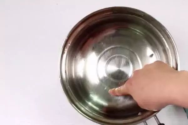 锅不小心燃起来怎么办,锅不小心烧糊了怎么处理