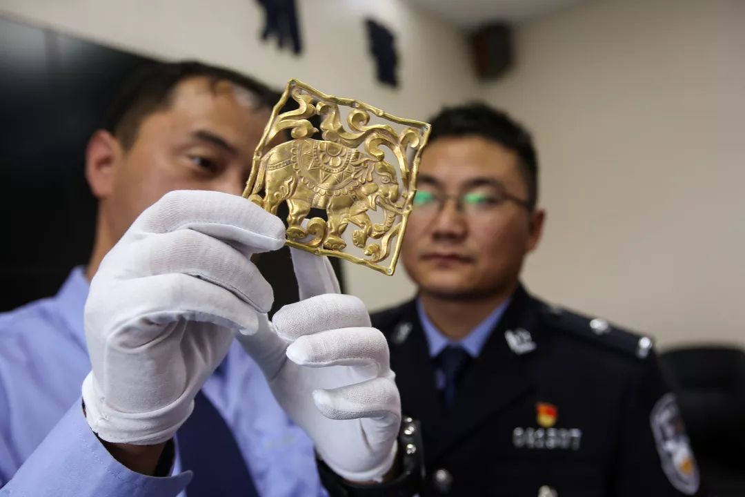 要致富先挖墓？“九层妖塔”旁，到底是谁在“摸金”？