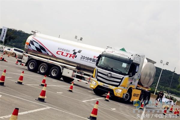 1分钟征服场地赛，百公里油耗25.36L欧曼谈“危”不色变