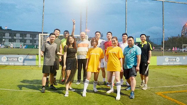 顽强拼搏，坚持到底——学威国际商学院第三届足球友谊赛拉开帷幕