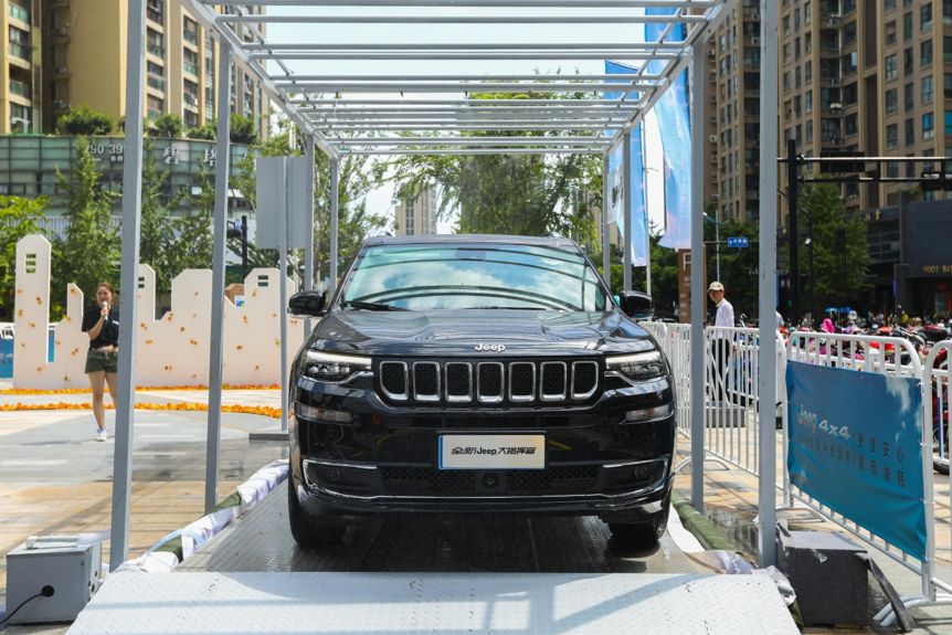 jeep全路况体验日,jeep4x4大切诺基赛道模式