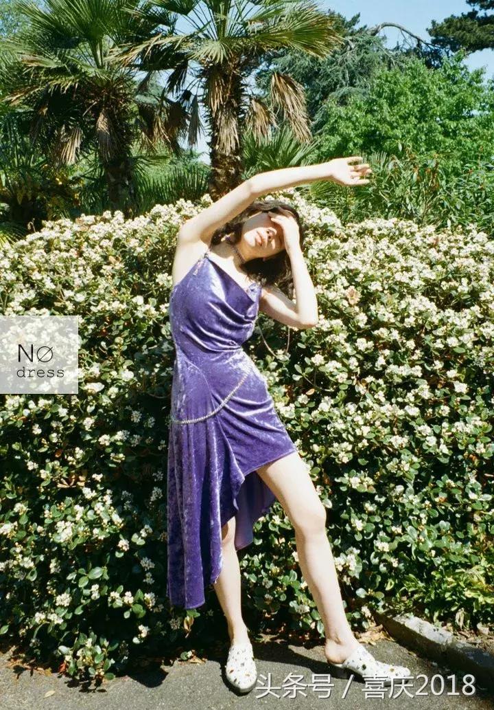 晒黑了穿什么衣服不显黑,皮肤晒黑了穿什么颜色的衣服显白