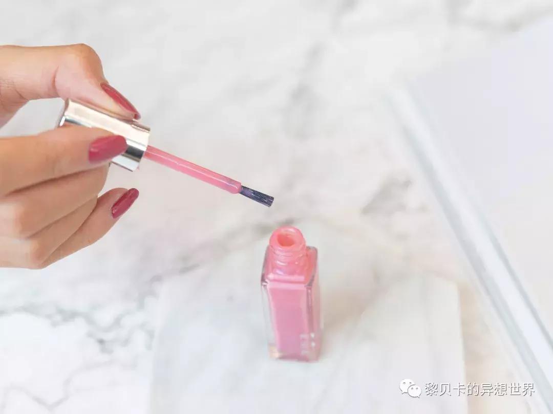 夏天指甲油2022年新款显白图片,显手白的十种指甲油推荐