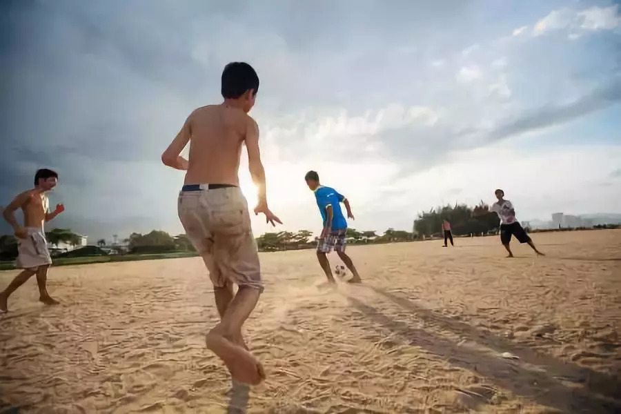 所有人周末陪伴孩子一起玩耍,一群人周末去玩什么