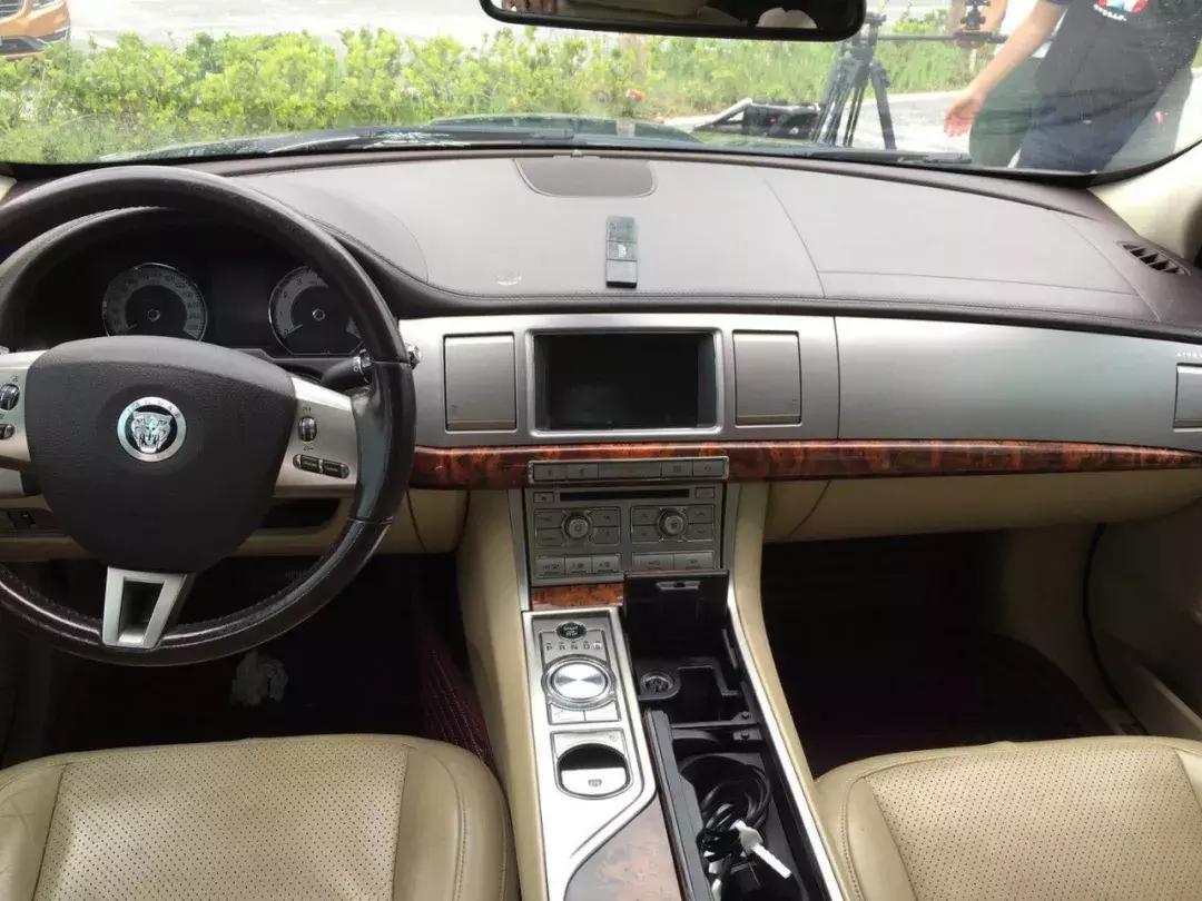 花16万尽显英伦风范，停车姑娘围着转，开起来一年少6万