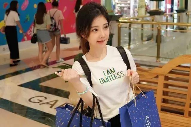 冯提莫拍照必杀技！第三张已沦陷，最后一张毫无抵抗力