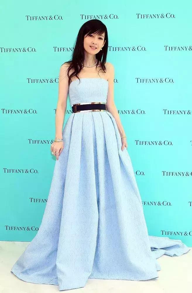 周慧敏20到51岁女神也老了,周慧敏51岁还是很年轻