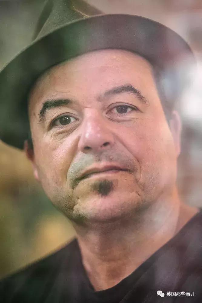 只爱恶作剧靠什么养家？他把所有东西变成纸捉弄人，这手艺简直了