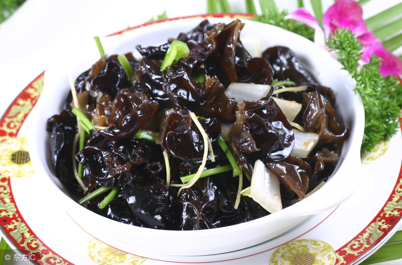 木耳养殖过程中打药吗,给木耳打药的视频是真是假