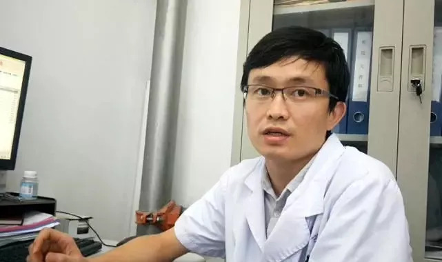 胎记也能要人命！20岁帅小伙“蝇子屎”胎记疯长鸡蛋大小，危在旦夕