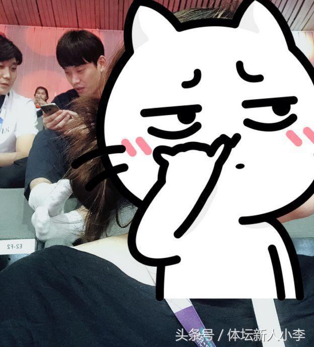 差距！日本泳迷赛后自觉清理垃圾，而韩国女选手在看台脱鞋