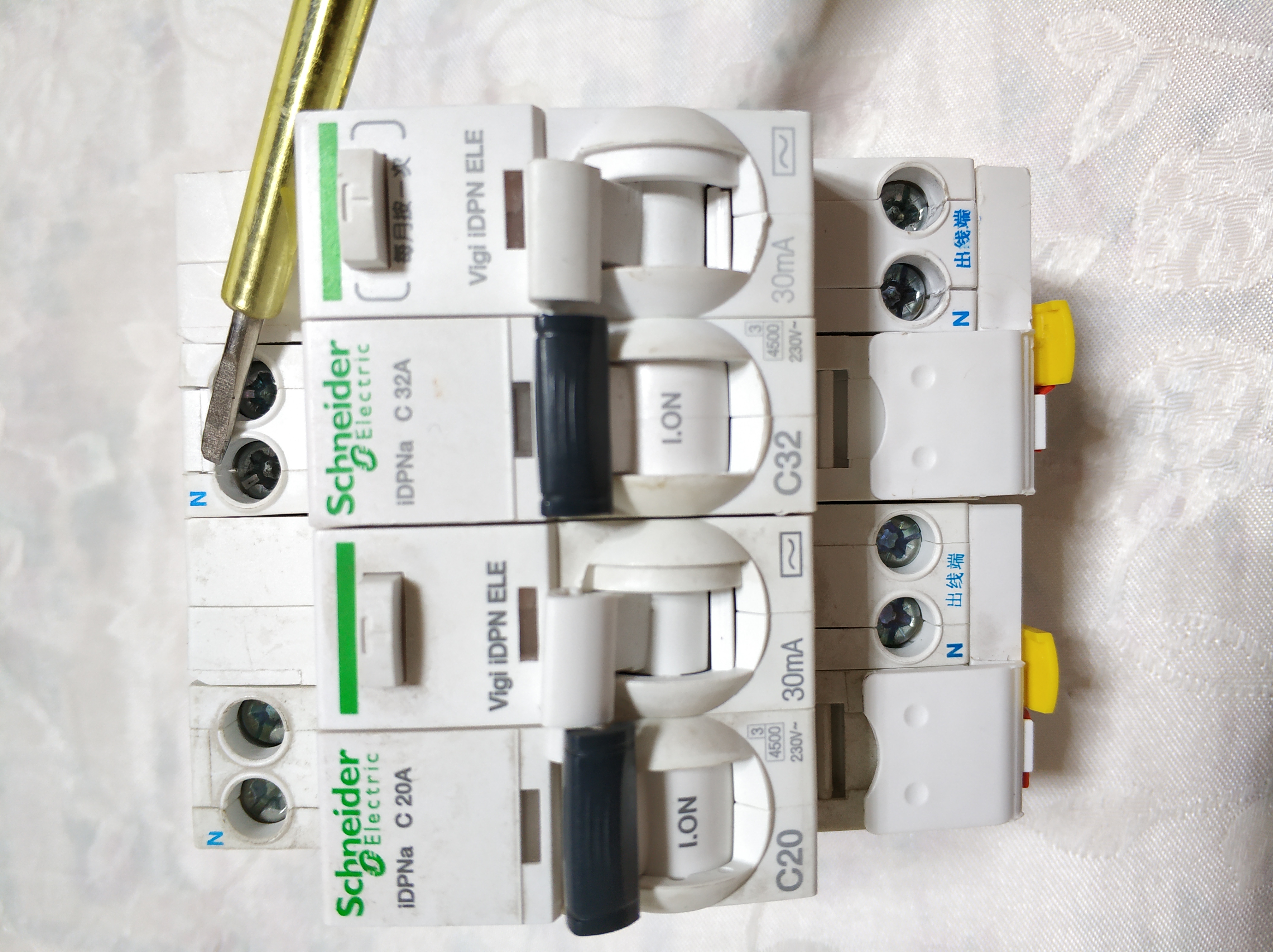 空气开关跟漏电保护器,漏电保护器和空气开关的正确接法