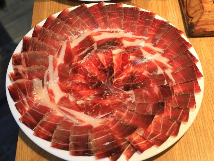 西班牙火腿，贵则几百欧元一公斤，贱则几欧元一份，为什么？