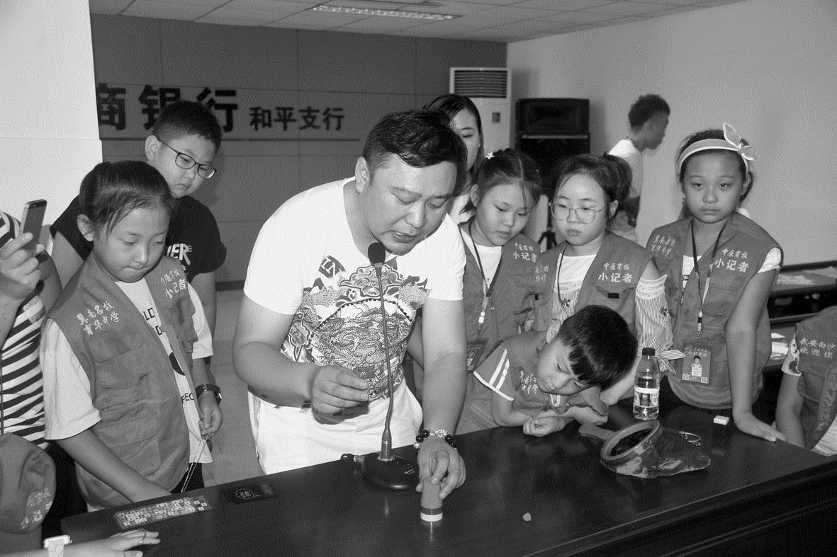 邯郸：中原商报小记者亲密接触魔术的奥秘