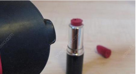 摔碎的粉饼、断掉的口红不要扔，化妆品“破镜重圆”之术很简单！