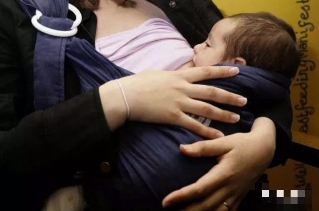 爸爸和孩子抢妈妈的奶喝,爸爸和婴儿抢妈妈奶喝