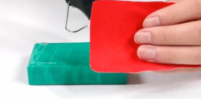 塑料手套破了一个洞怎么补救,家里的橡胶手套破了