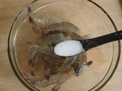 冷冻虾刺破手指怎么处理,海虾刺到手怎么处理