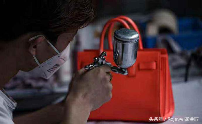 皮包放时间长了掉皮了怎么修复,黑色皮包掉皮在家怎么快速修复