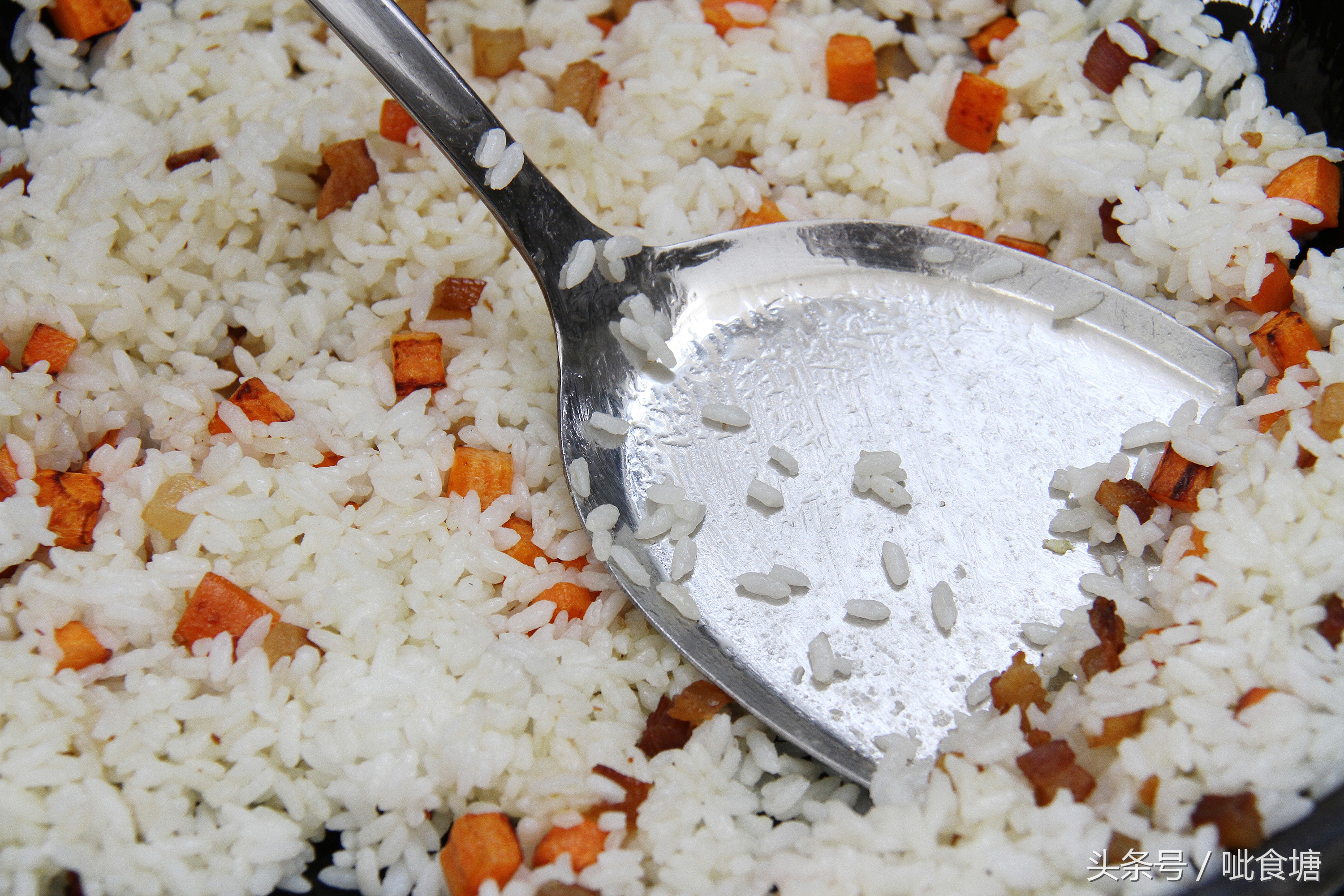 炒饭如何做到米粒松散不硬,炒饭太干硬