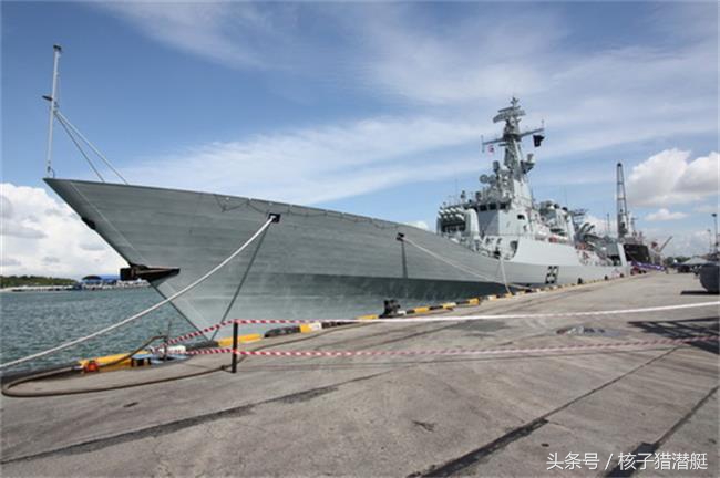 一声巨响，胡赛武装快艇被打爆，沙特石油港口差点被炸毁