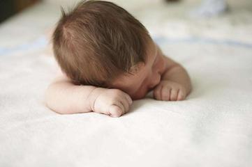 宝宝睡觉像骑马一样是怎么回事,宝宝睡觉像打拳一样正常吗