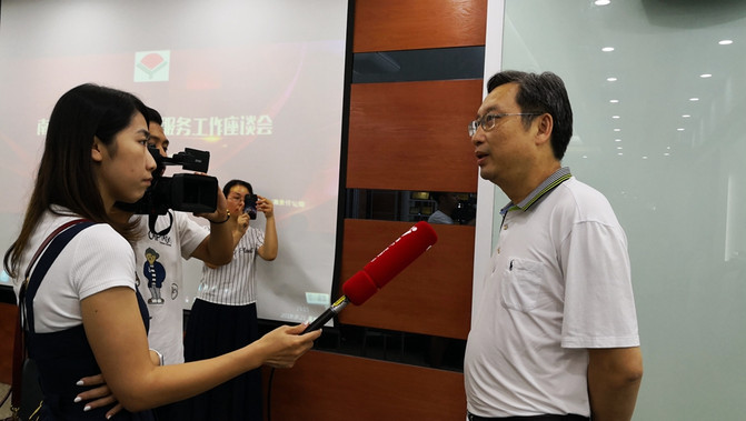 南宁市新希望校服大学生,新希望校服南宁高中