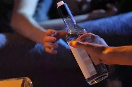 警惕毒品可能伪装成奶茶可乐,警惕伪装成彩虹糖浴盐邮票的毒品