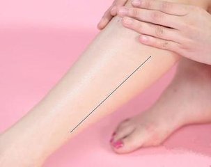 老人久坐脚小腿浮肿是什么原因,长期久坐的女性小腿浮肿