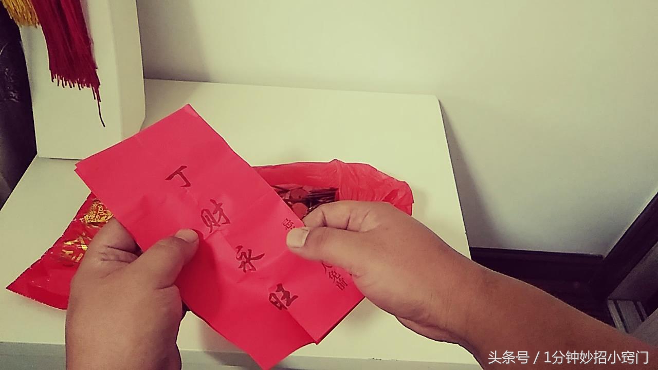 枕头底下放钱什么意义,把钱放枕头底下有什么说法