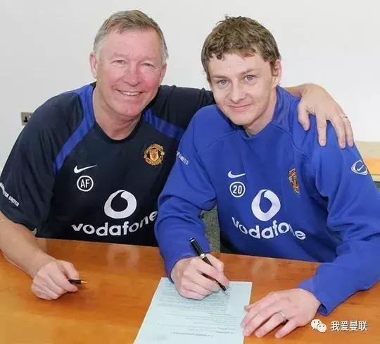 重伤2个赛季，时隔1230天后再进球！曼联传奇这一鞠躬感动全场