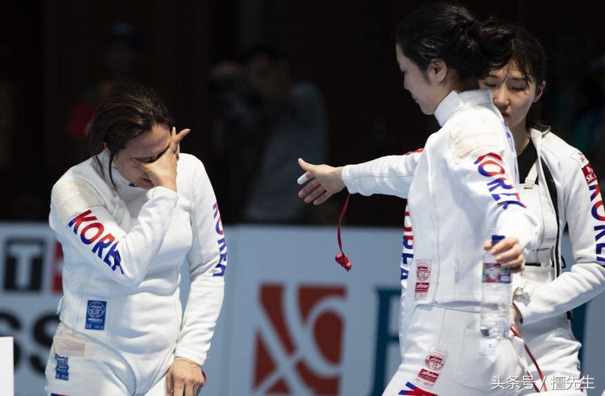 吃黄牌后踹翻桌旗！韩女子重剑被我们一剑封喉痛哭主帅气急败坏