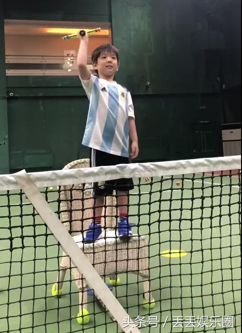 霍思燕带嗯哼看足球比赛,霍思燕嗯哼玩套圈