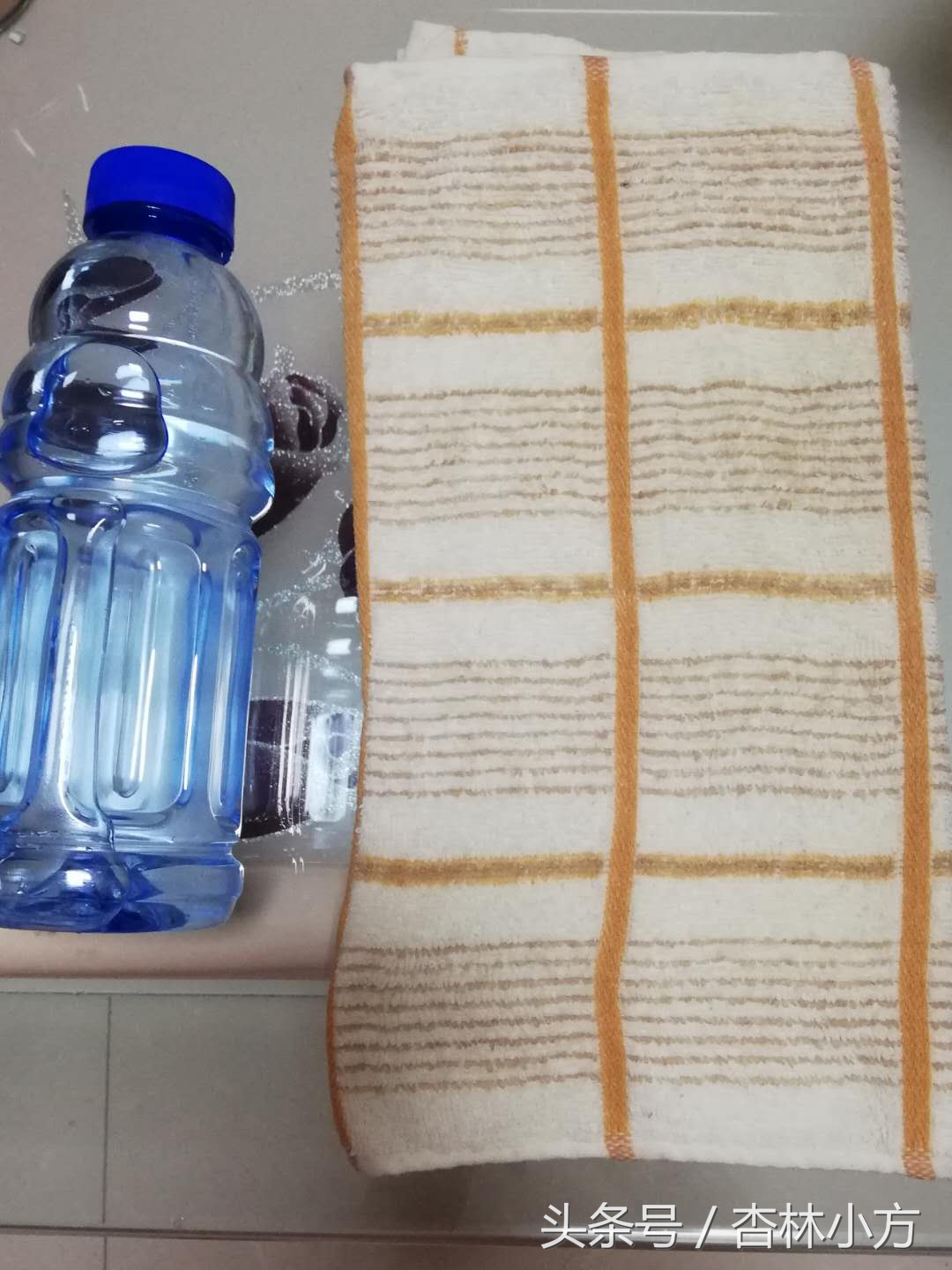 给颈椎做个温床：1瓶热水1条热毛巾，枕上5分钟，你看舒服不！