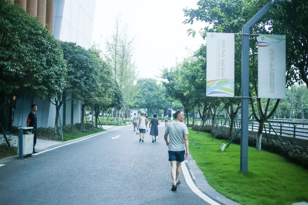 映象青白江｜汗流浃背才快活！傍晚的文体中心有最活力激情的一面！