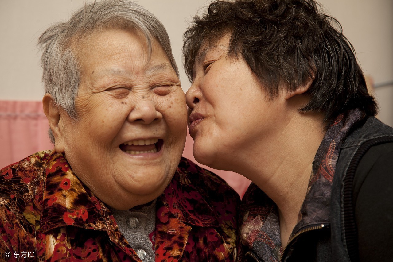 两只眼睛上眼皮浮肿是什么原因,每天睡起来眼睛浮肿是什么原因