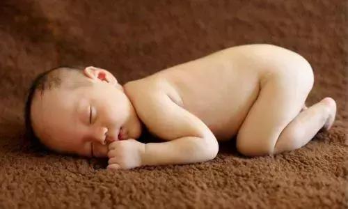 宝宝胀气肠绞痛怎么解决,宝宝因为肠胀气哭闹怎么哄