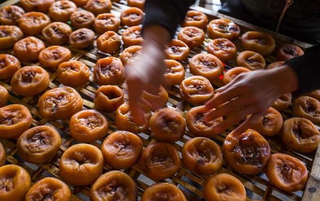 晒的柿饼明明很干净还是有虫,柿饼表面有厚厚的白霜是自然的吗